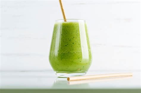 Batido Verde De Espinacas Manzana Pepino Y Leche De Soja En Vidrio