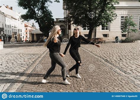 Amigos Que Sonr En Y Que Caminan En La Ciudad Vieja Foto De Archivo