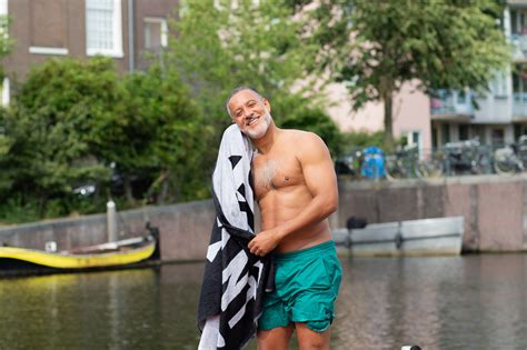 Het Amsterdam Van Waterkantoprichter Brian Fernandes Kwaku Is De