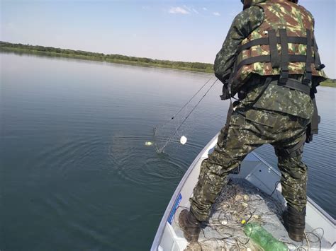 Pol Cia Ambiental Apreende Metros De Redes De Pesca Armadas