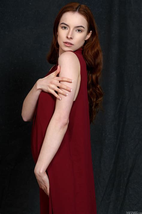 Sexy Redhead Babe Loren Sun Strips Naked Exposing Shaved Snatch Photos