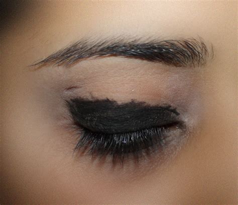 Cosmeticz Junkie: How To Do A Classic Black Smokey Eye Look