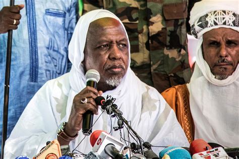 Mali la junte retire à linfluent imam Dicko son passeport diplomatique