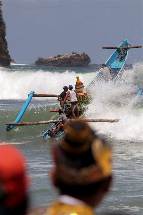 Larung Sesaji Pantai Serang Antara Foto