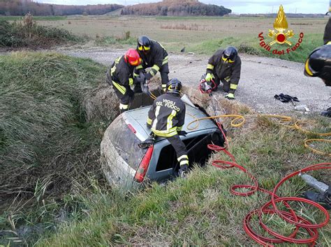 Incastrato Nel Fosso Con L Auto Ci Passa Tutta La Notte Era Quasi