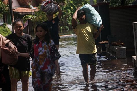 Waspada Banjir Rob Muncul Di Jateng Saat Fase Purnama Besar