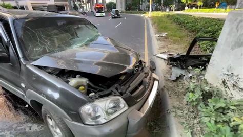 碰！休旅車高速衝撞中捷橋墩 車毀人受困 Yahoo奇摩汽車機車