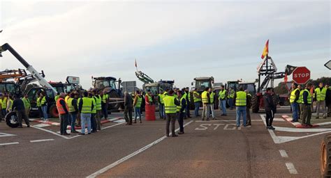 Varias Carreteras Cortadas En Extremadura Por Las Protestas De Los