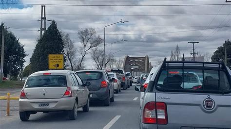 Imprudente Al Volante Un Cami N Demasiado Alto Rompi Dos Vigas Del