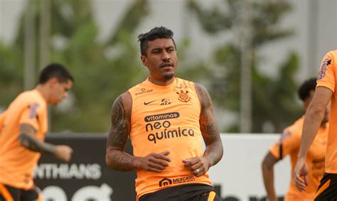 Paulinho Volta A Treinar No Corinthians Ap S Cinco Meses Em Recupera O