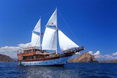 Kapal Phinisi Helena The Luxury Komodo Tour