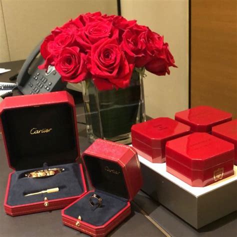 Visual gallery | Luxury lifestyle girly, Luxury flowers, Flower box gift