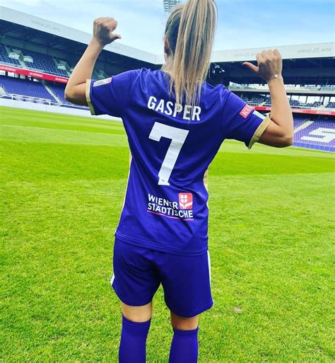 Leah Williamson 😍 : r/WomenSoccerLegs