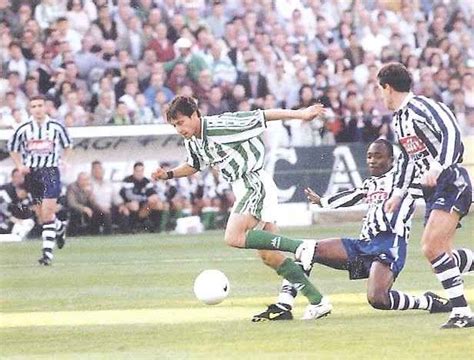 Historia del Real Betis Hoy hace 27 años Alfonso estrena sus botas