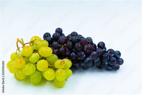 La uva es una fruta con muchas propiedades beneficiosas Stock Photo ...