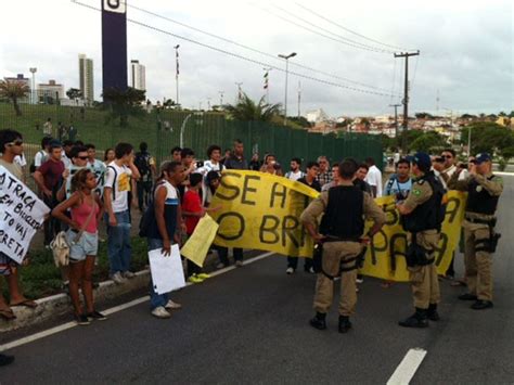 G1 RevoltadoBusão e Abraço ao Parque fazem protestos em Natal