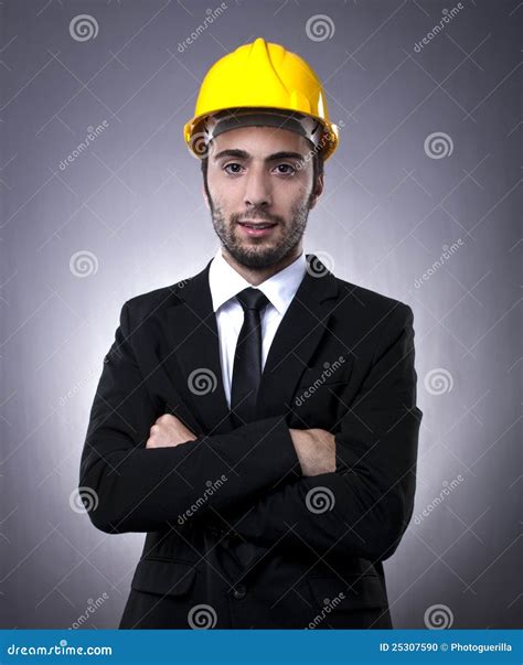 Inversionista Joven Con El Casco De La Construcci N Foto De Archivo