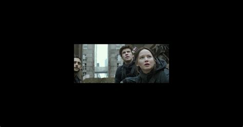 Pour La Fin De Hunger Games Finnick Vole La Vedette Gale Et Peeta