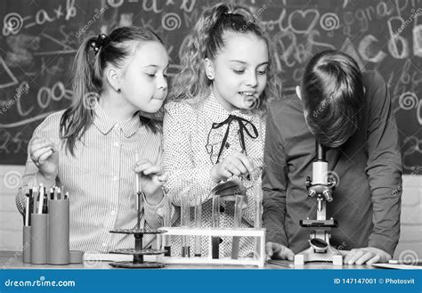 Scienziato Dei Bambini Che Guadagna Chimica Nel Laboratorio Della