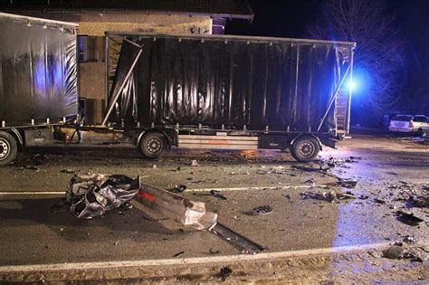 Bilder Vom Unfallort Schwerer Unfall Auf Der B Bei Maitenbeth