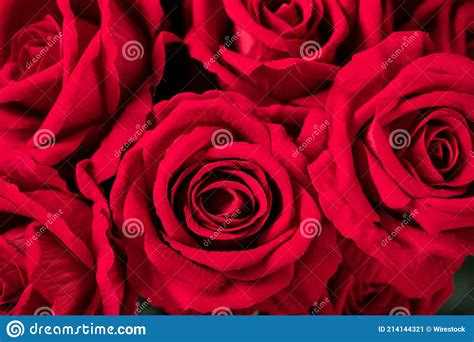 Primer Plano De Un Ramo De Rosas Artificiales Rojas Bajo Las Luces