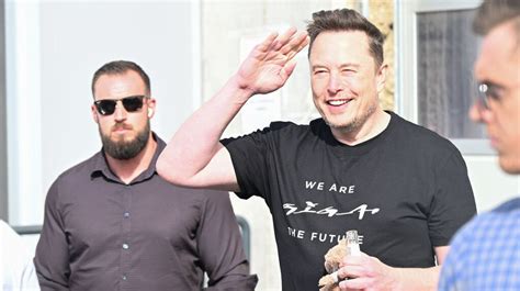 Nach Anschlag Tesla Chef Elon Musk Besucht Werk In Brandenburg Br24