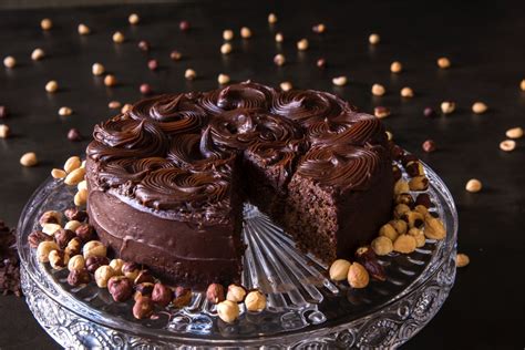 Bolo De Avel E Chocolate T Na Mesa