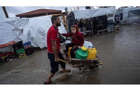 خطر المجاعة يحاصر سكان غزة بعضهم يعيشون على وجبة واحدة يومياً صحيفة