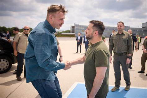 Symboliczne gesty w pięćsetny dzień wojny w Ukrainie Prezydent