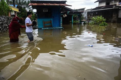 SINDO Hi Lite Diguyur Hujan Ekstrem Kota Palembang Dikepung Banjir