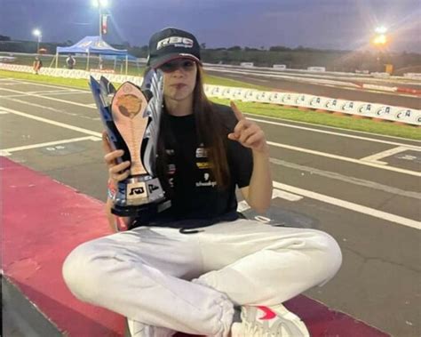 Jovem catarinense é a primeira mulher a vencer corrida Porche Cup no