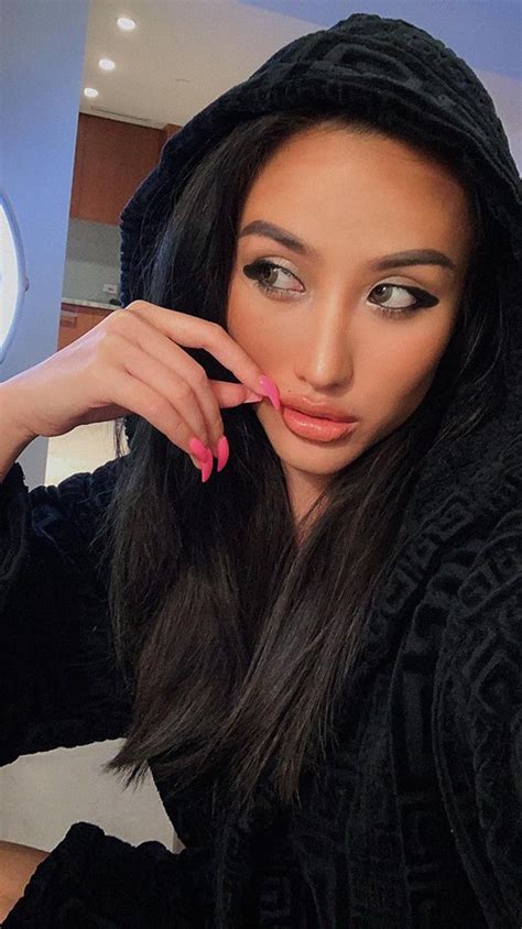 Cựu hot girl đình đám Meo Meo gia nhập thị trường làm Vlogger có cả sự góp mặt của ông xã Việt kiều