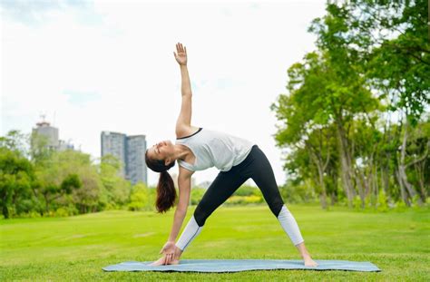 Health Benefits Of Triangle Pose Trikonasana How To Do It