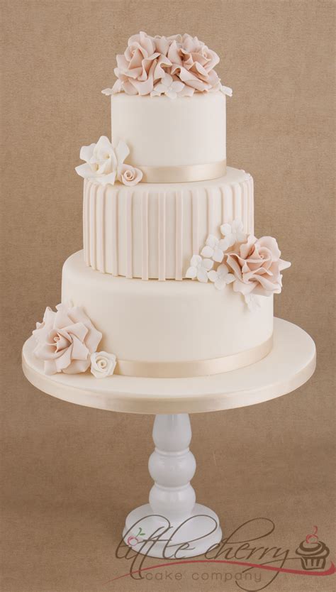 Roses And Stripes 3 Tier Wedding Cake Round Wedding Cakes Torta De