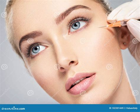 Femme Obtenant L Injection Cosm Tique Du Botox Pr S Des Yeux Image