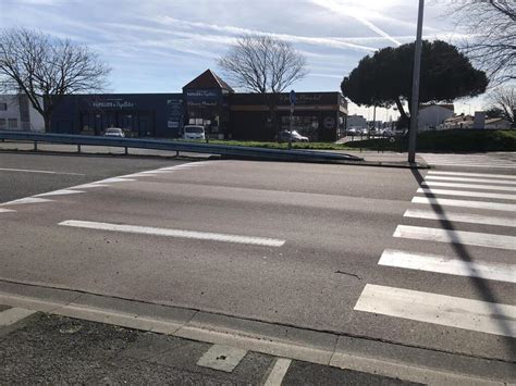 Une Pi Tonne Renvers E Par Une Voiture Au Rond Point Du Leclerc Des