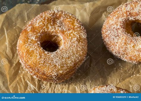 Anillos De Espuma Azucarados Hechos En Casa De Cronut Imagen De Archivo