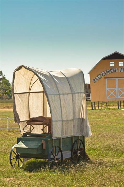 Country covered wagon 12632892 Stock Photo at Vecteezy