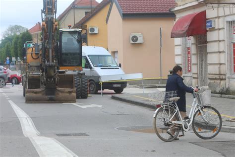 Galerija Zbog obilnih kiša došlo je do ulegnuća ceste u središtu