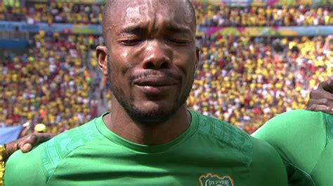 Vídeo Jogadores se emocionam ao cantar o hino nacional da Costa do