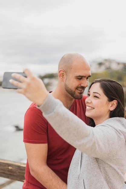 Free Photo Smiley Couple Taking Selfie