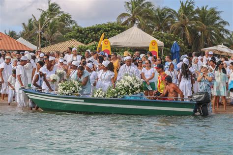 Festa De Iemanj Atrai Dezenas De Pessoas Praia De Buraquinho