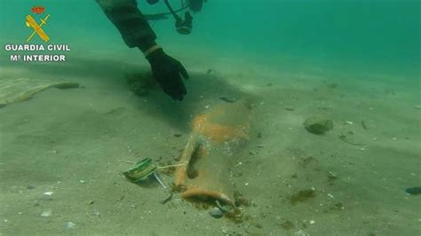 La Guardia Civil recupera en la playa de Puente Mayorga dos ánforas con