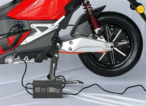 Pilih Baterai Swap Atau Charger Langsung Solusi Terbaik Untuk Motor