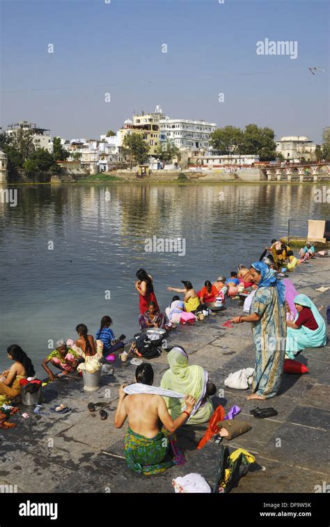 Woman Women Bathing Indian Religion Hi Res Stock Photography And Images