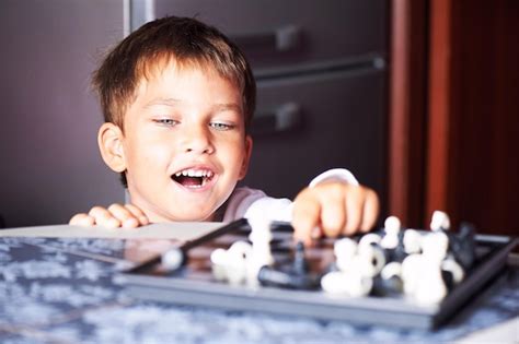 Retrato de primer plano de niño jugando al ajedrez Foto Premium