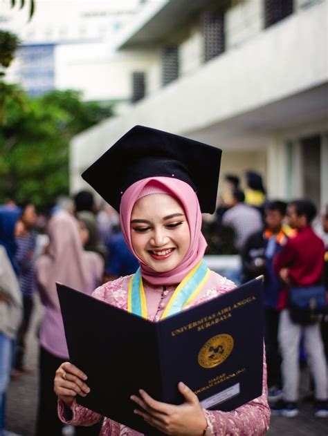 Foto Wisuda Outdoor Gambar Kelulusan Ide Wisuda Pemotretan