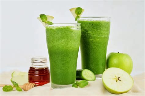 Sour Apple Smoothie Recipe: A Simple Drink to Help You Stay Hydrated