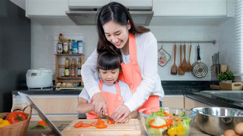 Ketahui Manfaat Memasak Bersama Anak Yup