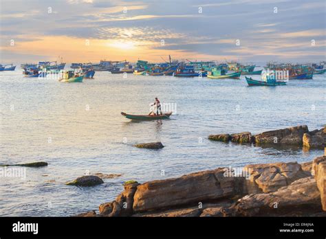 Pesca tradicional barco de madera fotografías e imágenes de alta